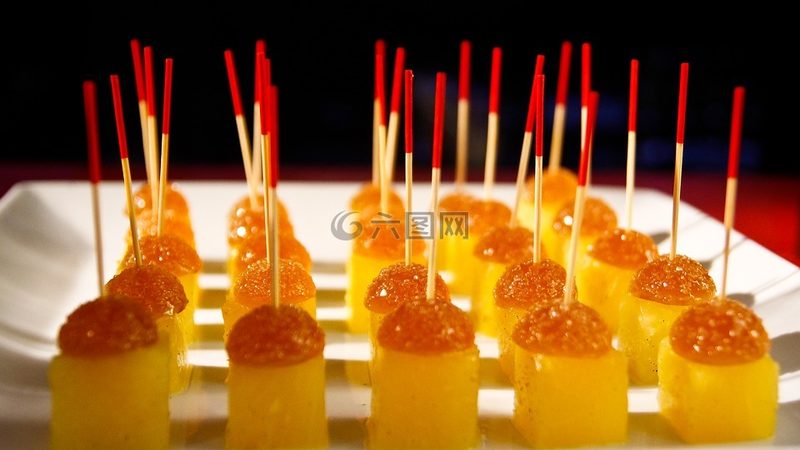 在挑选年货礼盒中的饼干时，首先要关注的是其品质。品质可以从以下几个方面进行判断：